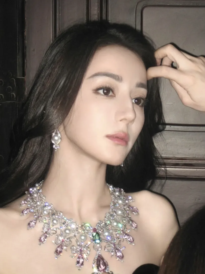 迪丽热巴手机壁纸｜珠宝妆造背景图片 - 精致氛围感女明星「哲风壁纸」