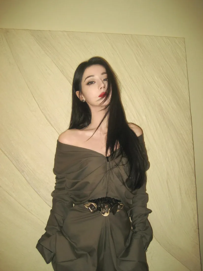 迪丽热巴手机壁纸｜露肩穿搭暖调背景图片 - 女明星氛围感写真「哲风壁纸」