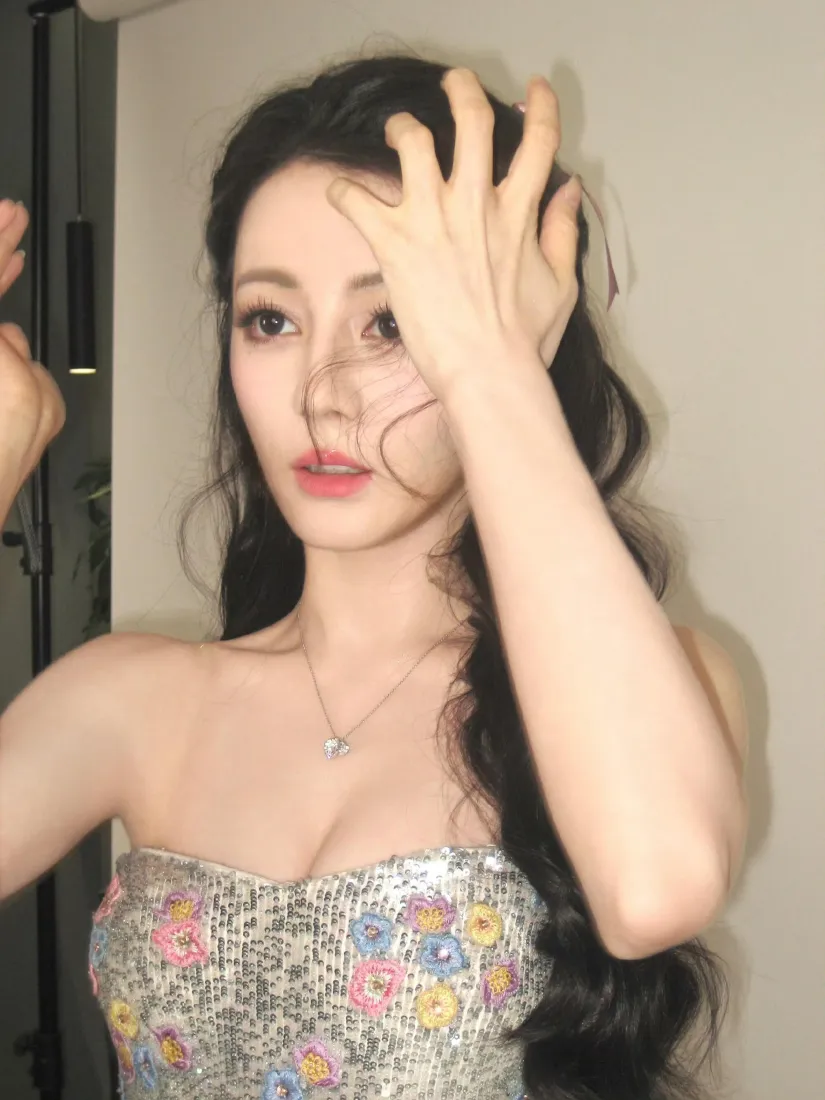 迪丽热巴手机壁纸｜亮片花裙背景图片 - 时尚杂志气质写真「哲风壁纸」