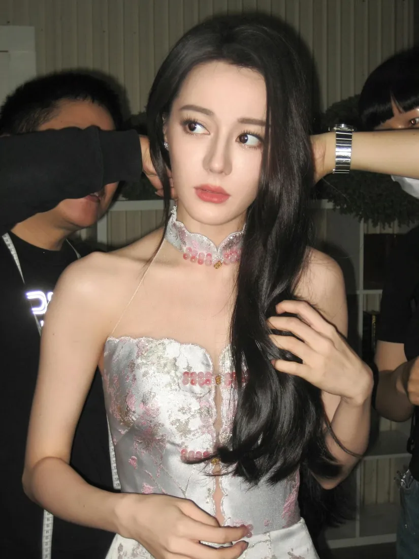 迪丽热巴手机壁纸｜抹胸礼服背景图片 - 气质女明星「哲风壁纸」