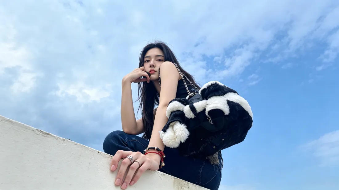 3k长发美女壁纸｜蓝天白云天台背景图片 - 休闲氛围感写真「哲风壁纸」