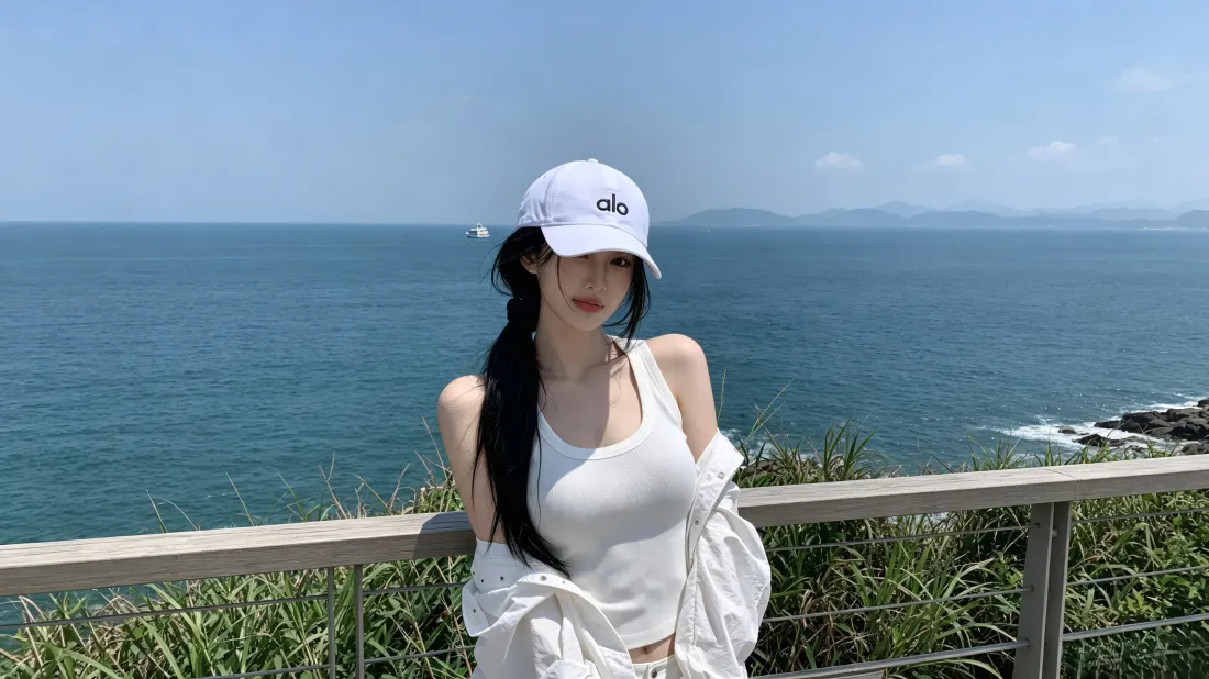 3k白衣美女壁纸｜海边蓝天背景图片 - 休闲氛围感「哲风壁纸」