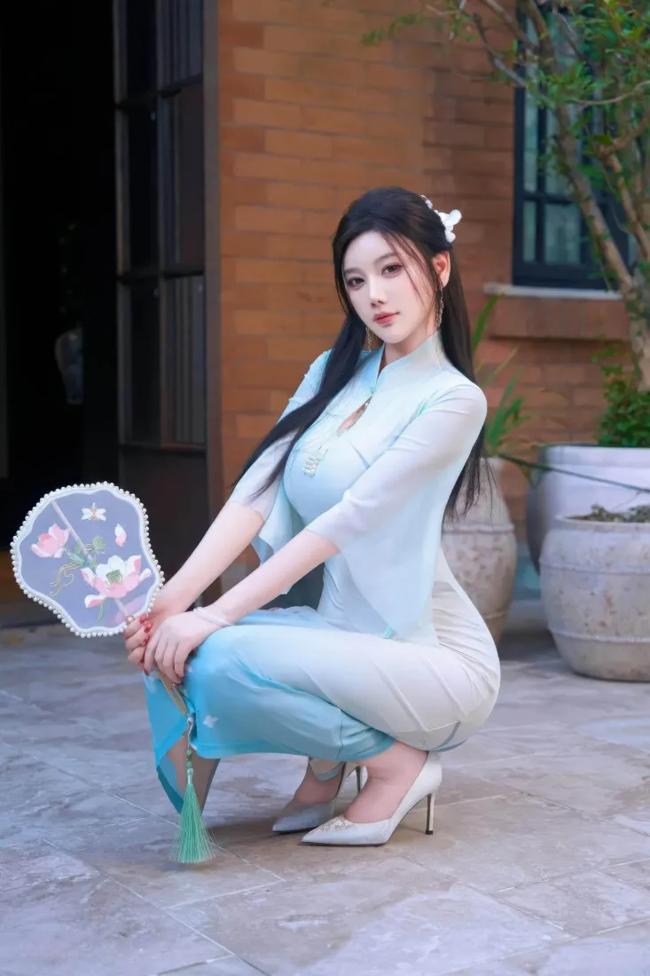 淡蓝旗袍美女手机壁纸｜古风庭院背景图片 - 手持团扇性感写真「哲风壁纸」