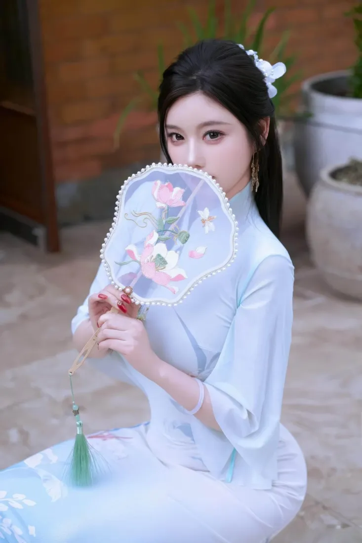 旗袍美女手机壁纸｜古风庭院清新背景图片 - 手持团扇温婉人像「哲风壁纸」
