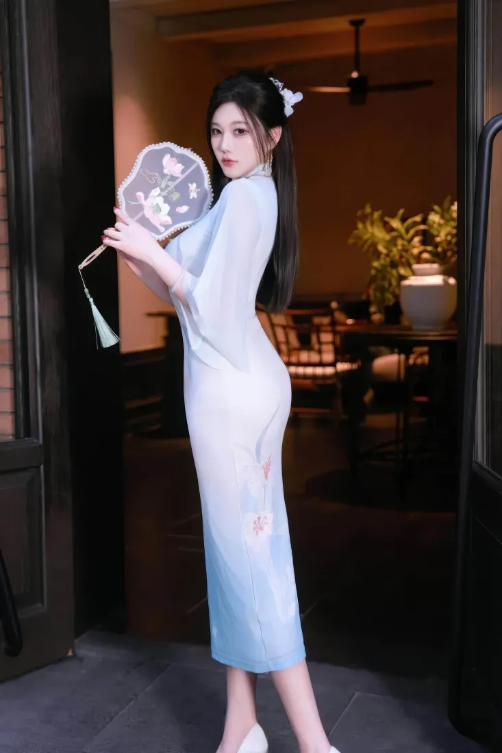 旗袍美女手机壁纸｜浅蓝渐变旗袍背景图片 - 持扇优雅温婉人像「哲风壁纸」