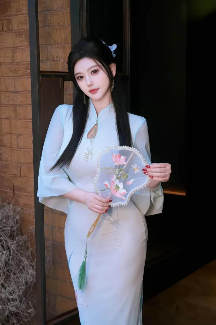 国风旗袍美女手机壁纸｜手持团扇复古砖墙背景图片 - 温婉「哲风壁纸」