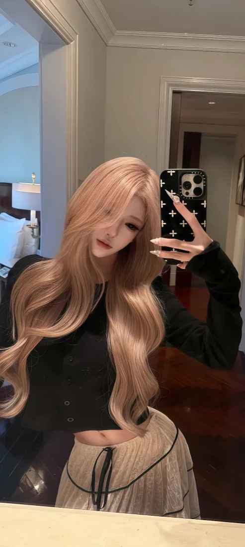 浅粉长发美女手机壁纸｜室内对镜自拍背景图片 - 休闲穿搭「哲风壁纸」