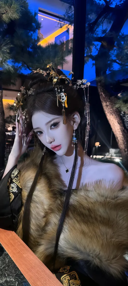国风美女手机壁纸｜夜晚街头背景图片 - 精致古风穿搭「哲风壁纸」