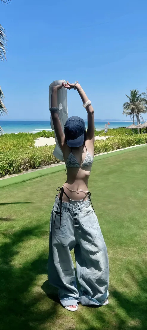 海边美女手机壁纸｜草坪海岸背景图片 - 夏日度假风休闲人像「哲风壁纸」