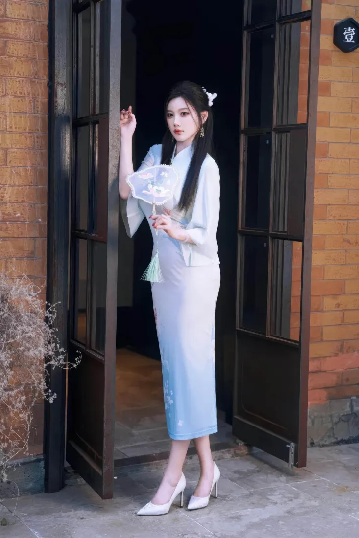 蓝白旗袍美女手机壁纸｜复古木门背景图片 - 手持团扇温婉性感「哲风壁纸」
