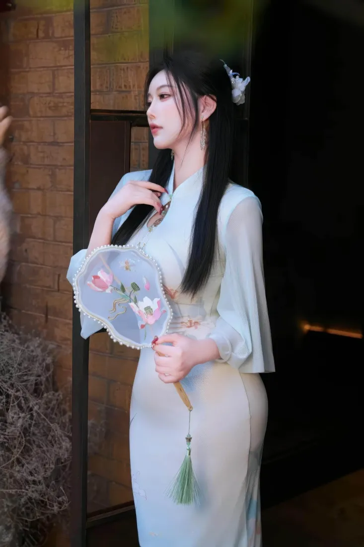 古风美女手机壁纸｜淡蓝汉服背景图片 - 手持团扇温婉气质「哲风壁纸」