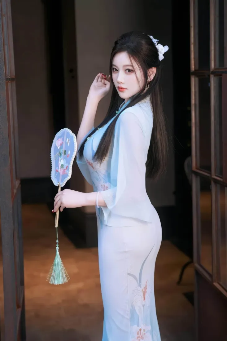 旗袍美女手机壁纸｜中式古宅背景图片 - 持团扇性感氛围感写真「哲风壁纸」