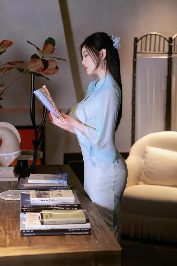 气质美女手机壁纸｜居家室内背景图片 - 看书好身材优雅写真「哲风壁纸」
