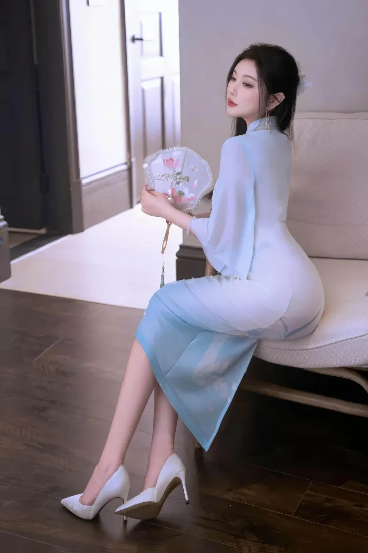 淡蓝旗袍美女手机壁纸｜室内居家背景图片 - 持团扇好身材「哲风壁纸」