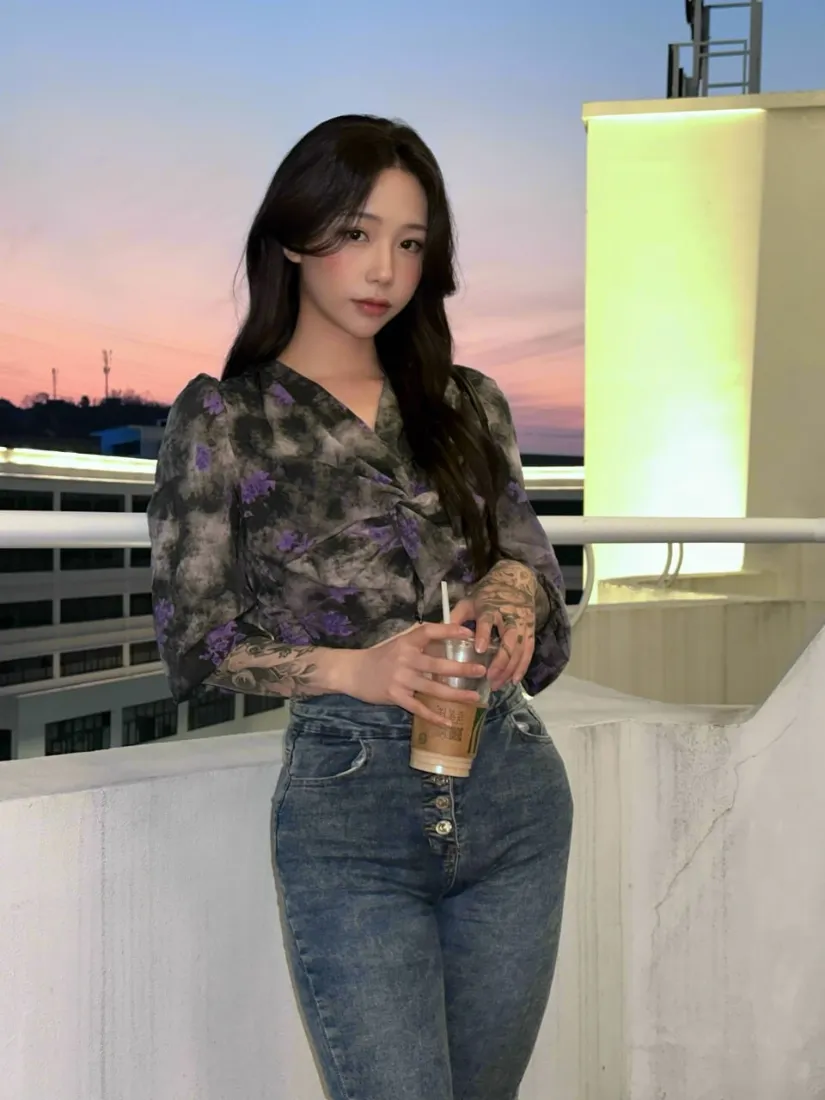 纹身美女手机壁纸｜天台黄昏背景图片 - 时尚气质写真「哲风壁纸」