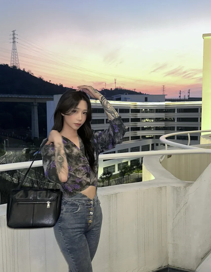 纹身美女手机壁纸｜露台黄昏背景图片 - 都市氛围感写真「哲风壁纸」