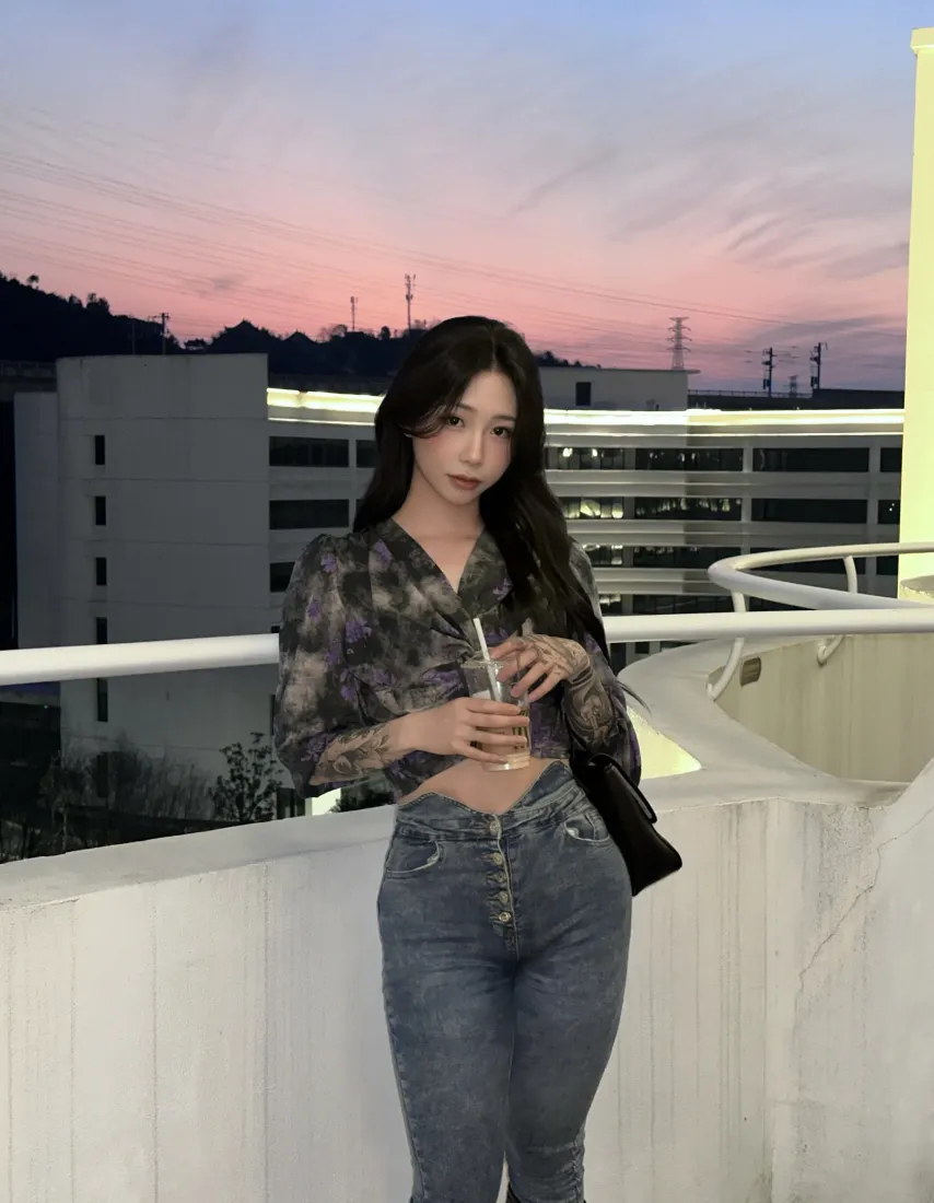纹身美女手机壁纸｜天台黄昏背景图片 - 氛围感穿搭「哲风壁纸」