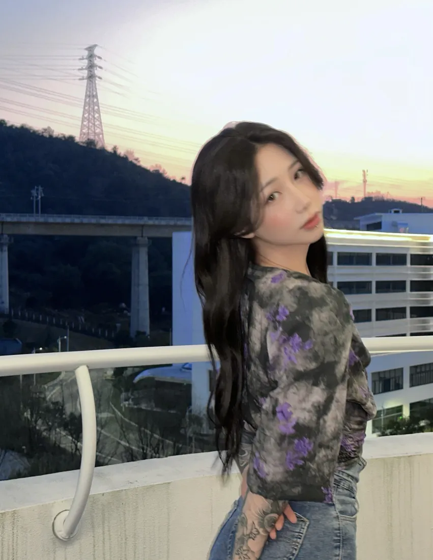 纹身美女手机壁纸｜黄昏天台背景图片 - 时尚人像「哲风壁纸」