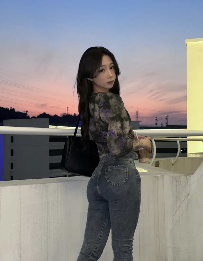 纹身美女手机壁纸｜黄昏天台背景图片 - 气质长发氛围感女生「哲风壁纸」