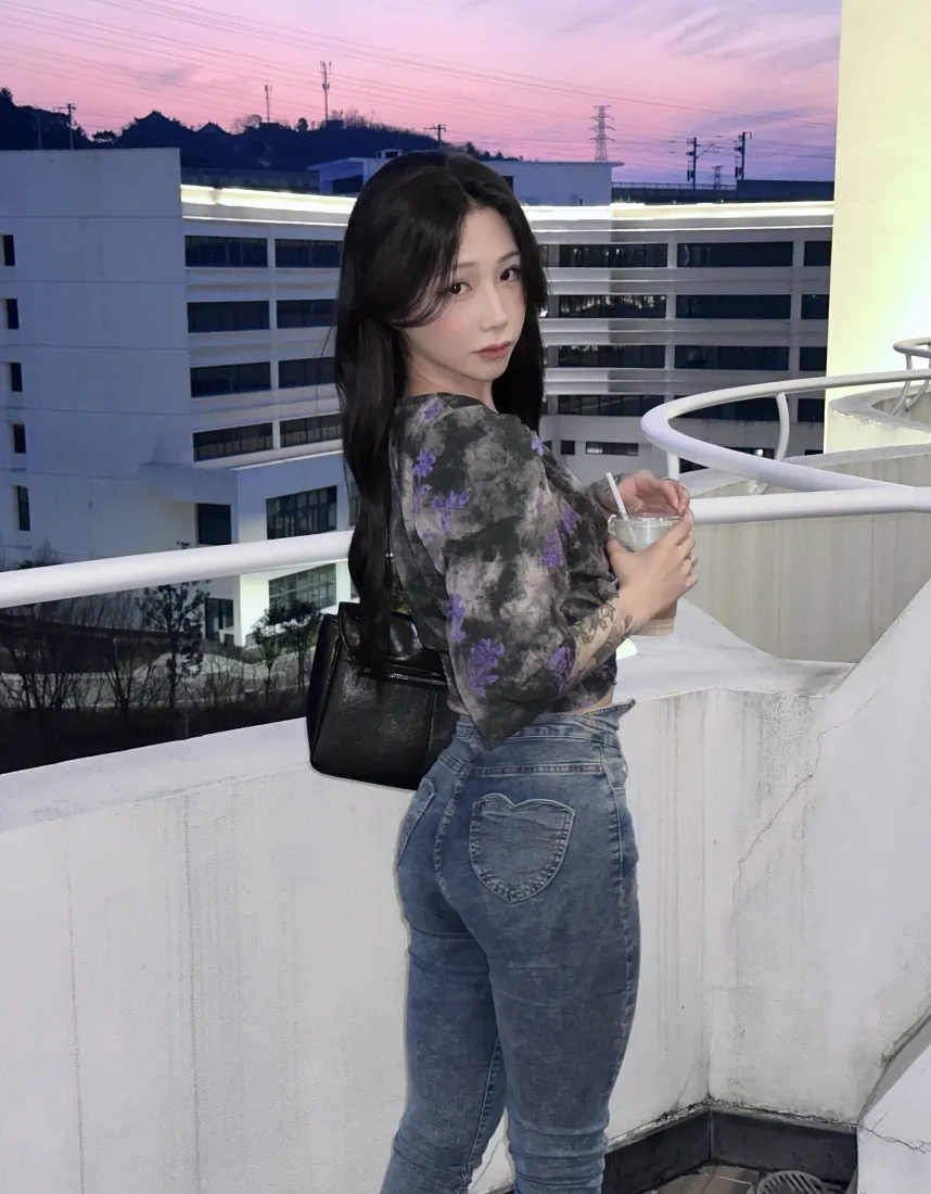 纹身美女手机壁纸｜天台黄昏背景图片 - 紧身牛仔裤穿搭「哲风壁纸」