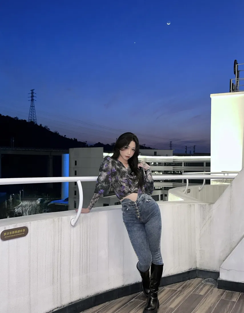 纹身美女手机壁纸｜天台夜景背景图片 - 牛仔裤时尚穿搭「哲风壁纸」