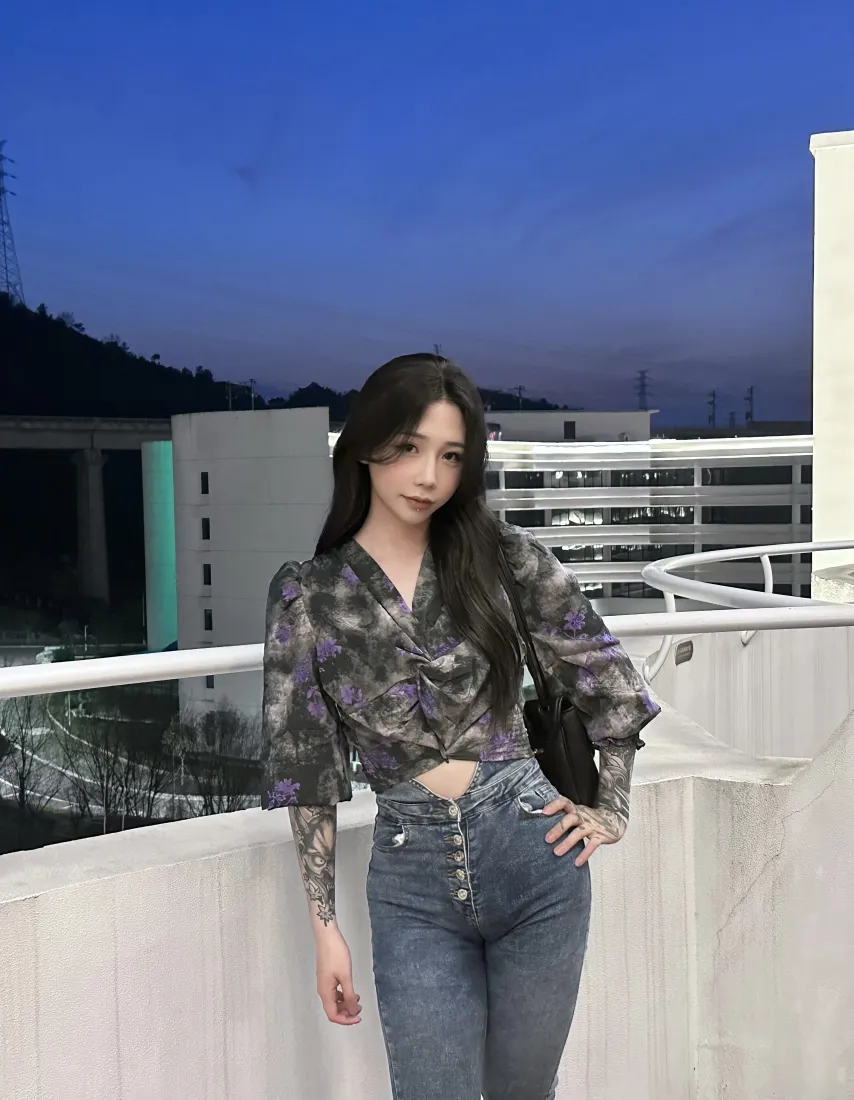 纹身美女手机壁纸｜天台夜景背景图片 - 时尚牛仔穿搭「哲风壁纸」