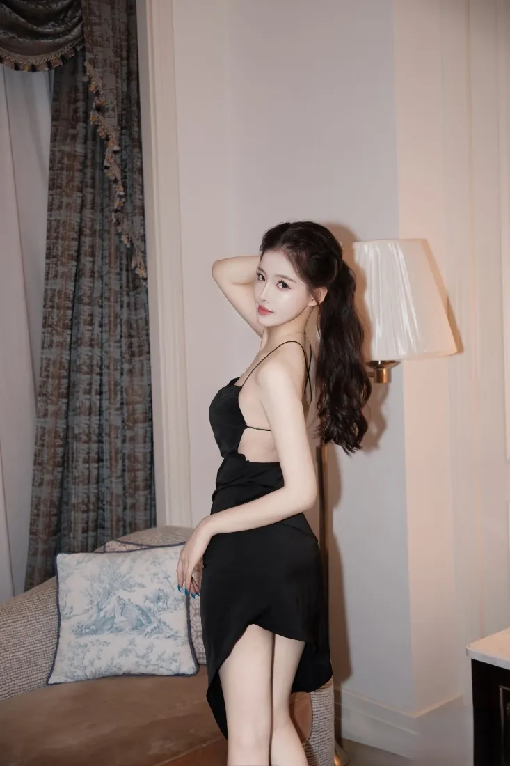 气质美女手机壁纸｜居家场景背景图片 - 黑裙氛围感时尚写真「哲风壁纸」