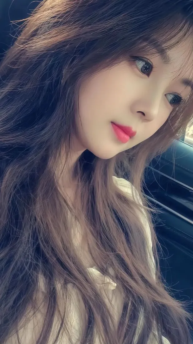 棕发美女手机壁纸｜车内背景图片 - 红唇休闲少女「哲风壁纸」