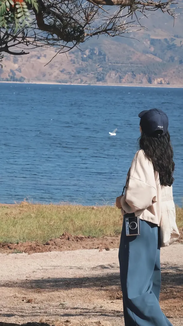 湖边美女手机壁纸｜湖泊风光背景图片 - 休闲治愈「哲风壁纸」