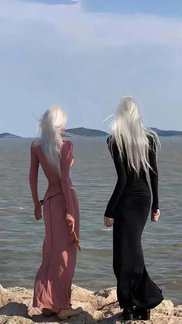银发美女手机壁纸｜海边礁石背景图片 - 闺蜜氛围感写真「哲风壁纸」
