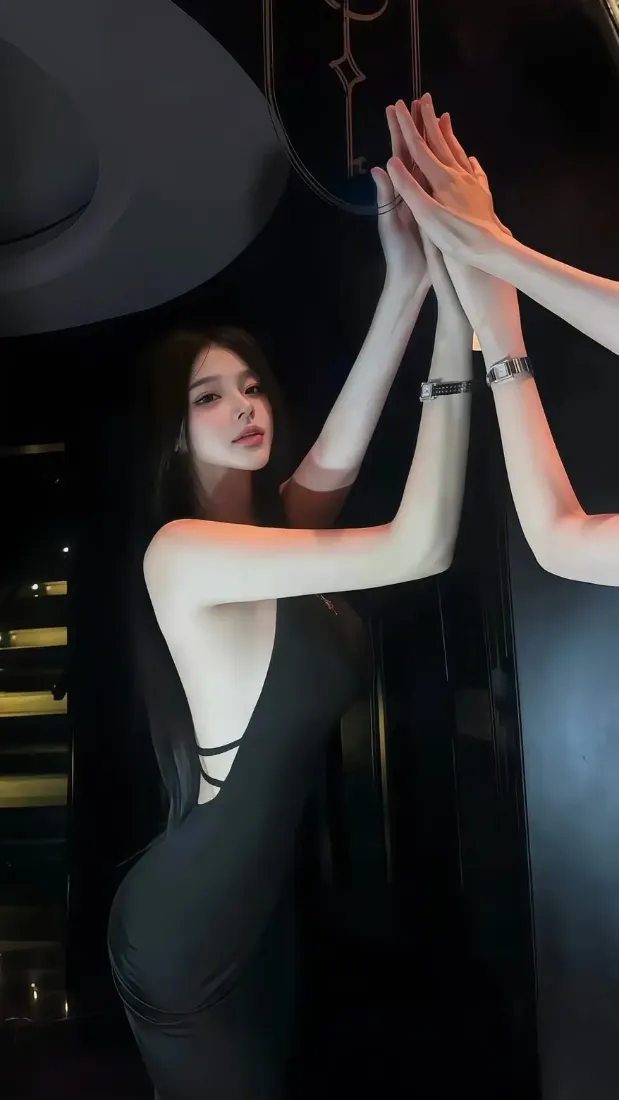 露背美女手机壁纸｜暗调场景背景图片 - 氛围感时尚人像「哲风壁纸」