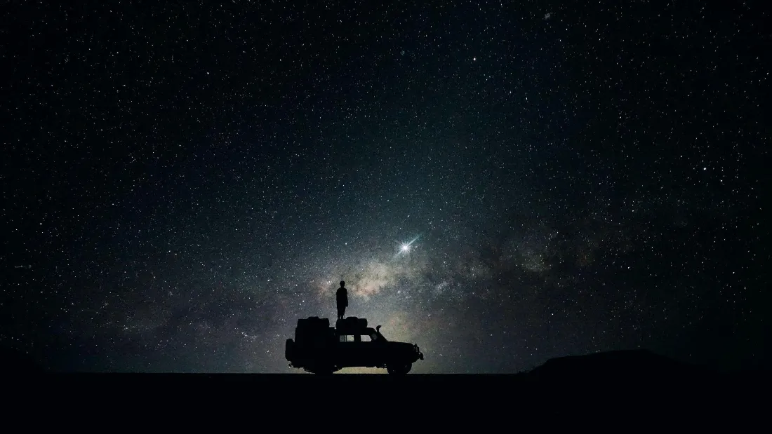 2k星空剪影壁纸｜旷野汽车背景图片 - 夜晚氛围感「哲风壁纸」