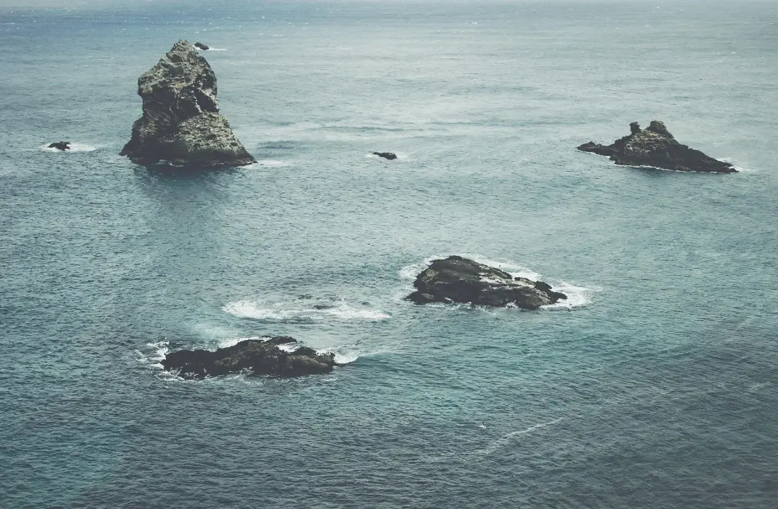 2k海上孤岛壁纸｜蓝色海洋背景图片 - 自然礁石景观「哲风壁纸」