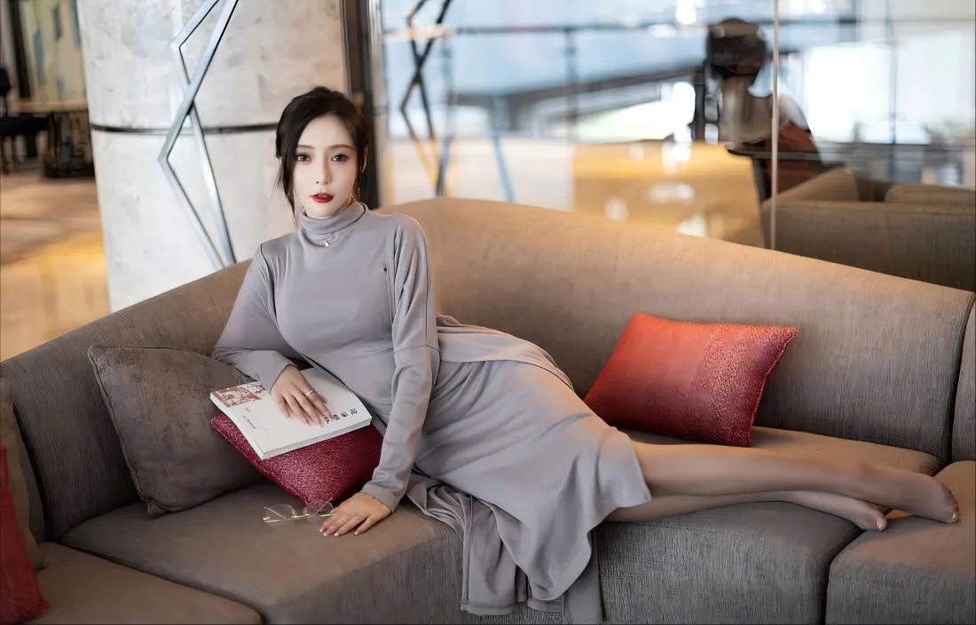 3k性感模特壁纸｜沙发场景背景图片 - 灰裙气质美女「哲风壁纸」