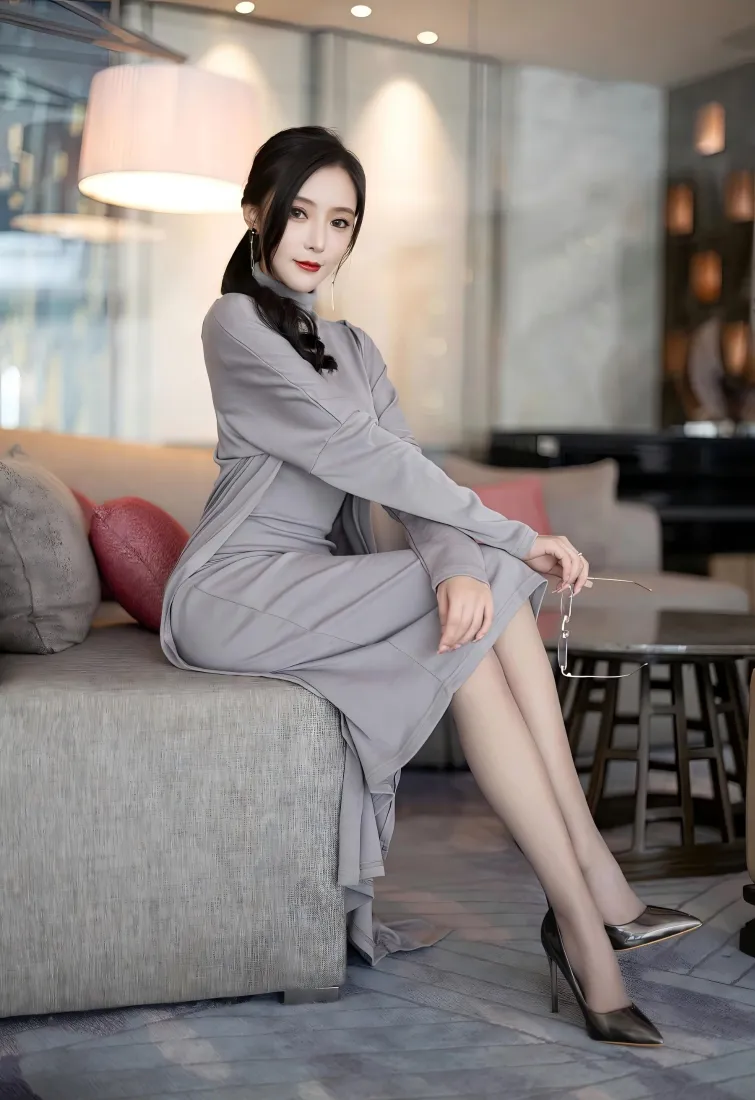 性感模特手机壁纸｜灰色连衣裙背景图片 - 室内气质写真「哲风壁纸」