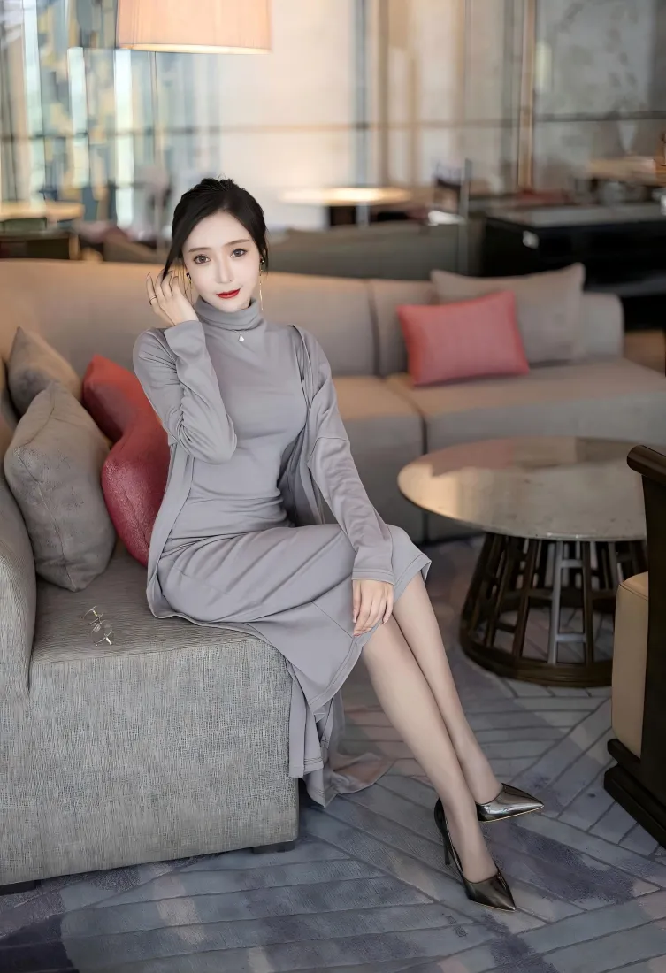 性感模特手机壁纸｜客厅沙发背景图片 - 灰色连衣裙穿搭「哲风壁纸」