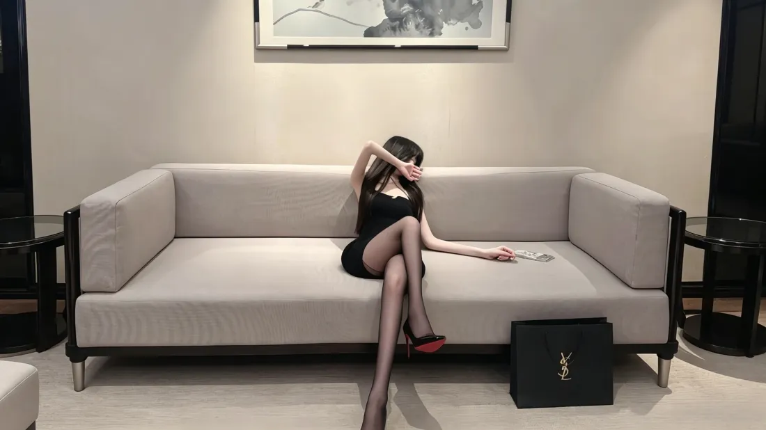 3k性感美女壁纸｜客厅沙发背景图片 - 黑丝红高跟时尚写真「哲风壁纸」