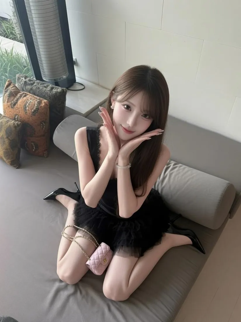 甜美可爱美女手机壁纸｜沙发居家背景图片 - 黑裙时尚穿搭「哲风壁纸」
