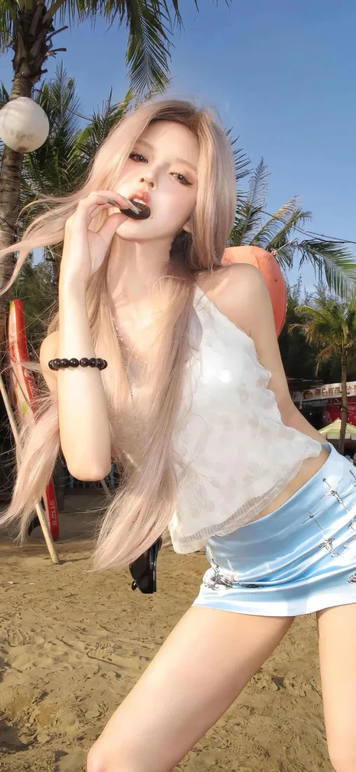 金发美女手机壁纸｜海边沙滩背景图片 - 清凉夏日穿搭「哲风壁纸」