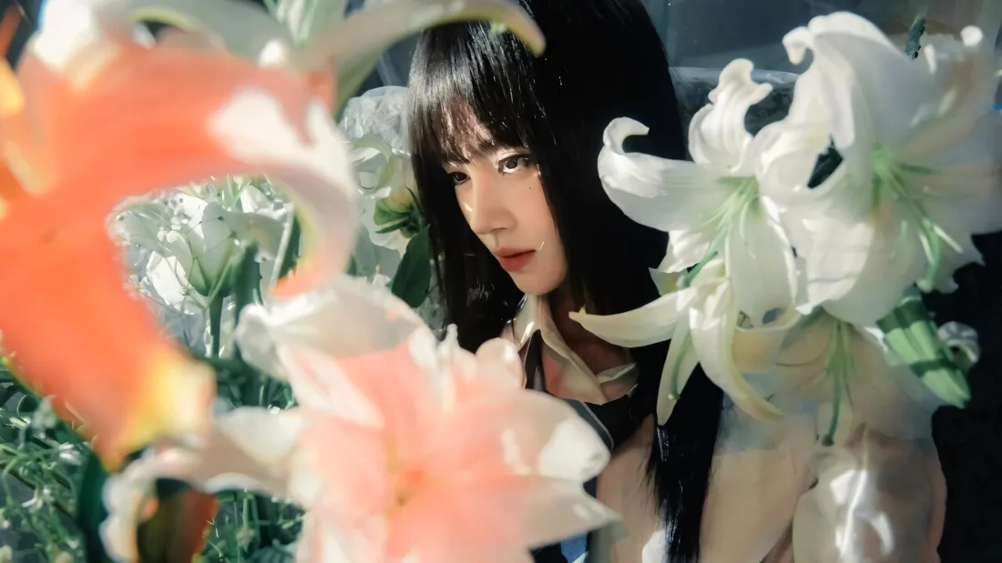 3k鞠婧祎壁纸｜百合花背景图片 - 氛围感人像写真「哲风壁纸」