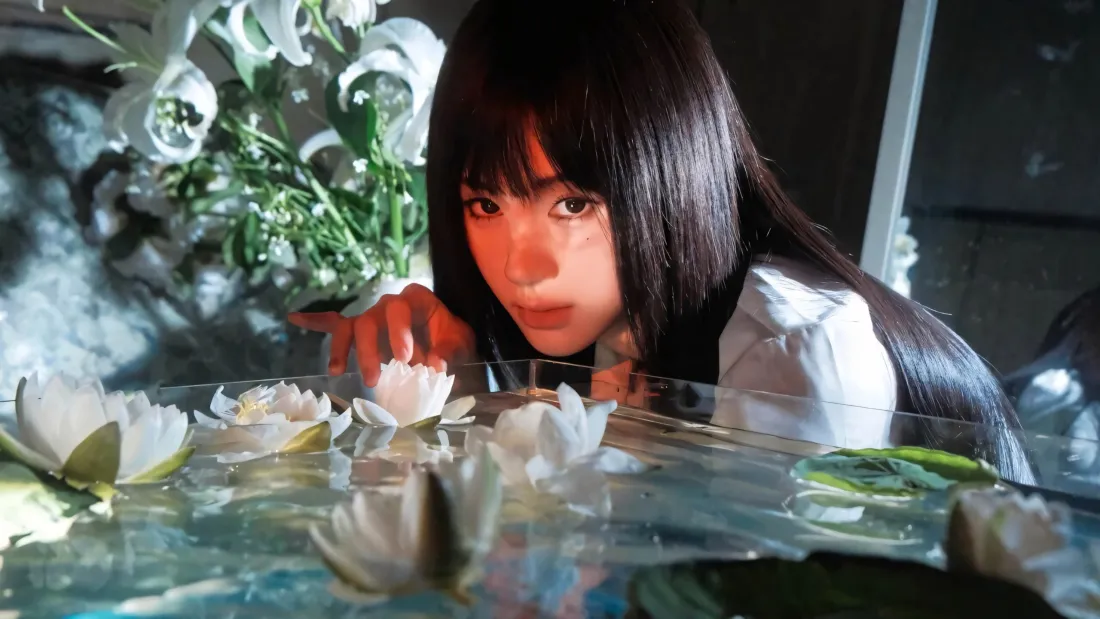 3k鞠婧祎壁纸｜白花水面背景图片 - 氛围感明星写真「哲风壁纸」