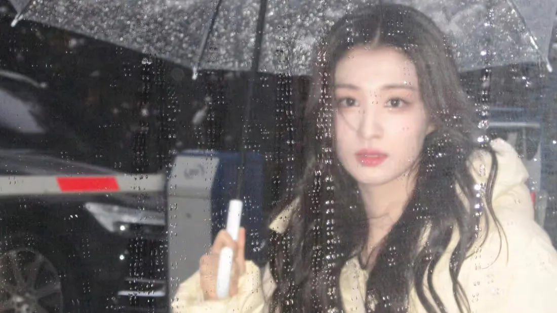 2k王楚然壁纸｜雨天撑伞街拍背景图片 - 氛围感明星写真「哲风壁纸」