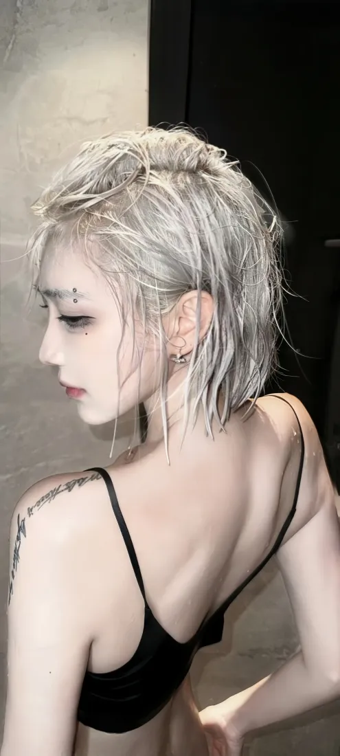 银短发美女手机壁纸｜清冷露背背景图片 - 氛围感写真「哲风壁纸」