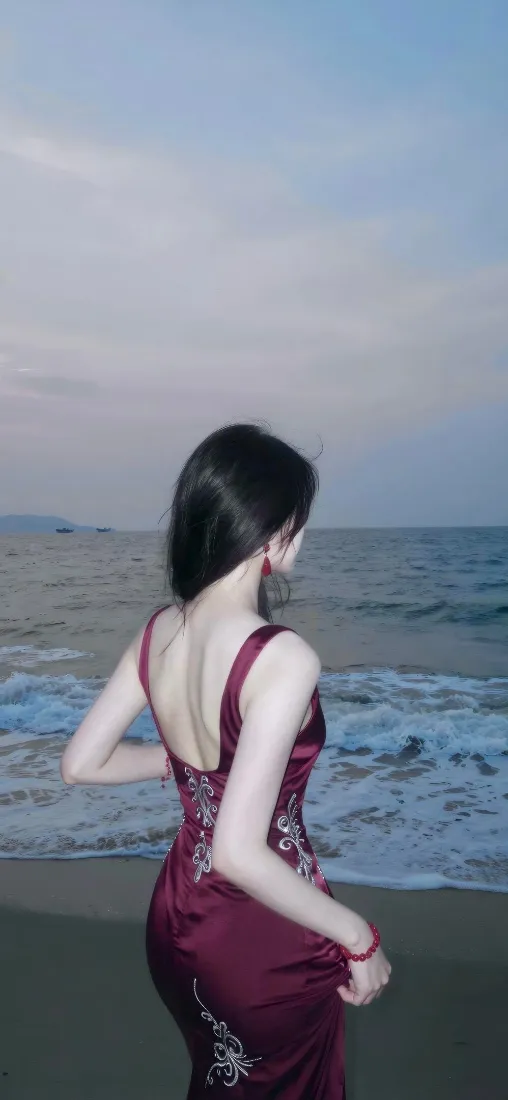 美女手机壁纸｜酒红露背裙背景图片 - 海边氛围感人像「哲风壁纸」