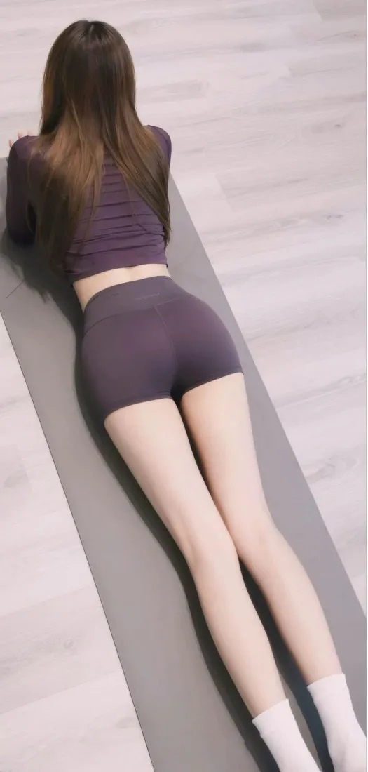 瑜伽穿搭美女手机壁纸｜室内健身背景图片 - 绝美好身材「哲风壁纸」