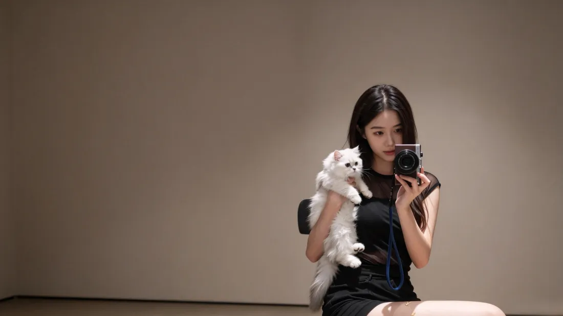3k抱猫少女壁纸｜室内居家背景图片 - 氛围感对镜拍照「哲风壁纸」