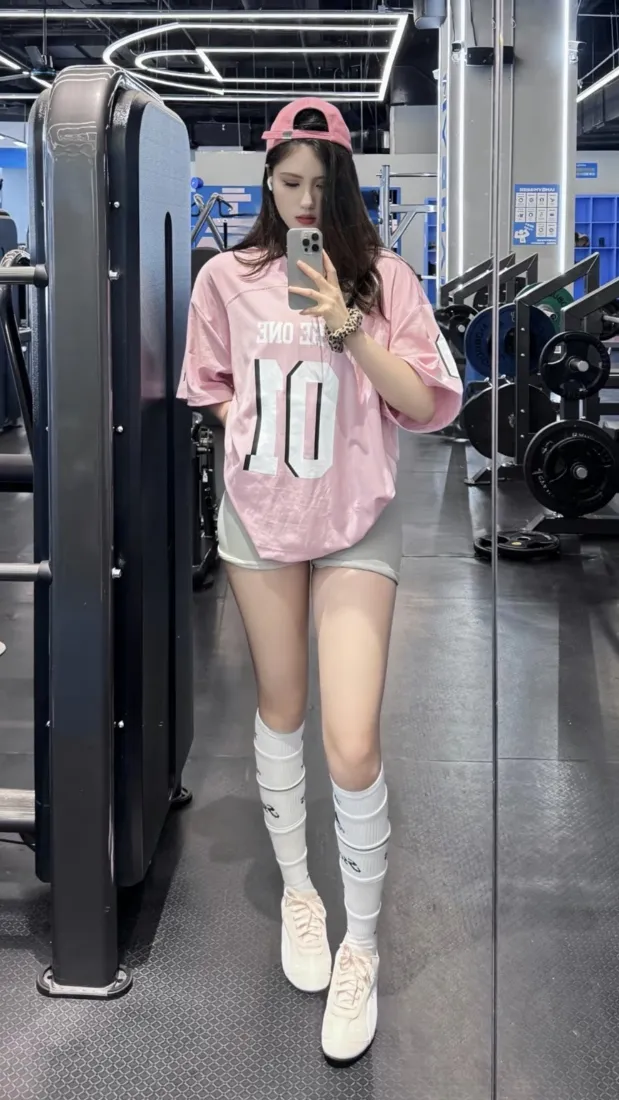 健身女孩手机壁纸｜健身房背景图片 - 运动休闲穿搭「哲风壁纸」