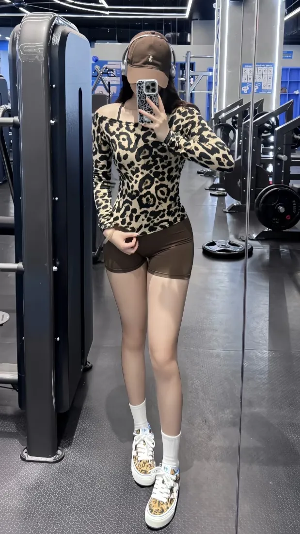 健身美女手机壁纸｜健身房背景图片 - 豹纹上衣辣妹穿搭「哲风壁纸」
