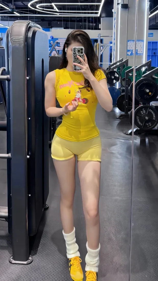 健身美女手机壁纸｜健身房背景图片 - 黄色运动穿搭「哲风壁纸」
