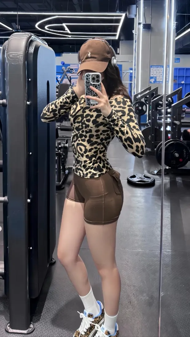 健身美女手机壁纸｜健身房对镜自拍背景图片 - 豹纹运动穿搭「哲风壁纸」